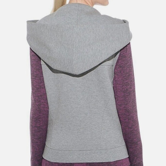 Nike Tech Fleece Vest - Picture 2 of 9